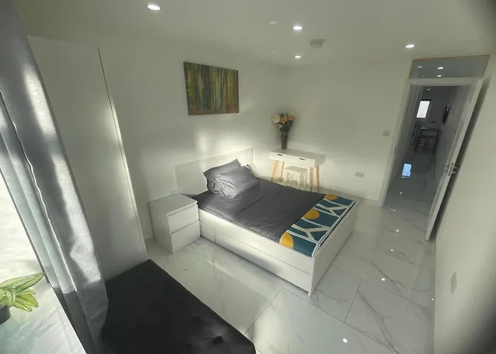 Newly Built Modern Flat With Free Parking Close To London Luton Airport And L&D Hospital