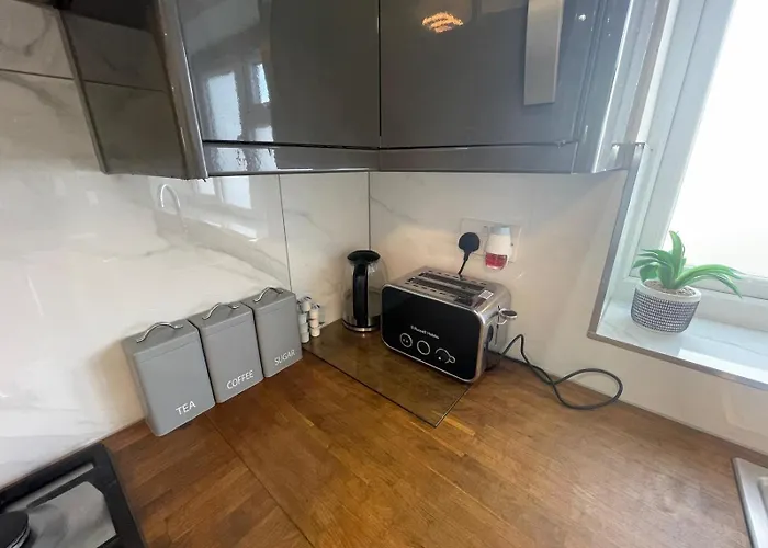 Newly Built Modern Flat With Free Parking Close To London Luton Airport And L&D Hospital