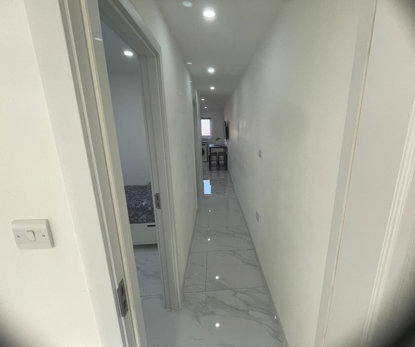 Newly Built Modern Flat With Free Parking Close To London Luton Airport And L&d Hospital Apartment