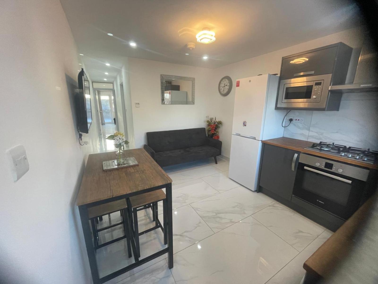Newly Built Modern Flat With Free Parking Close To London Luton Airport And L&d Hospital Apartment