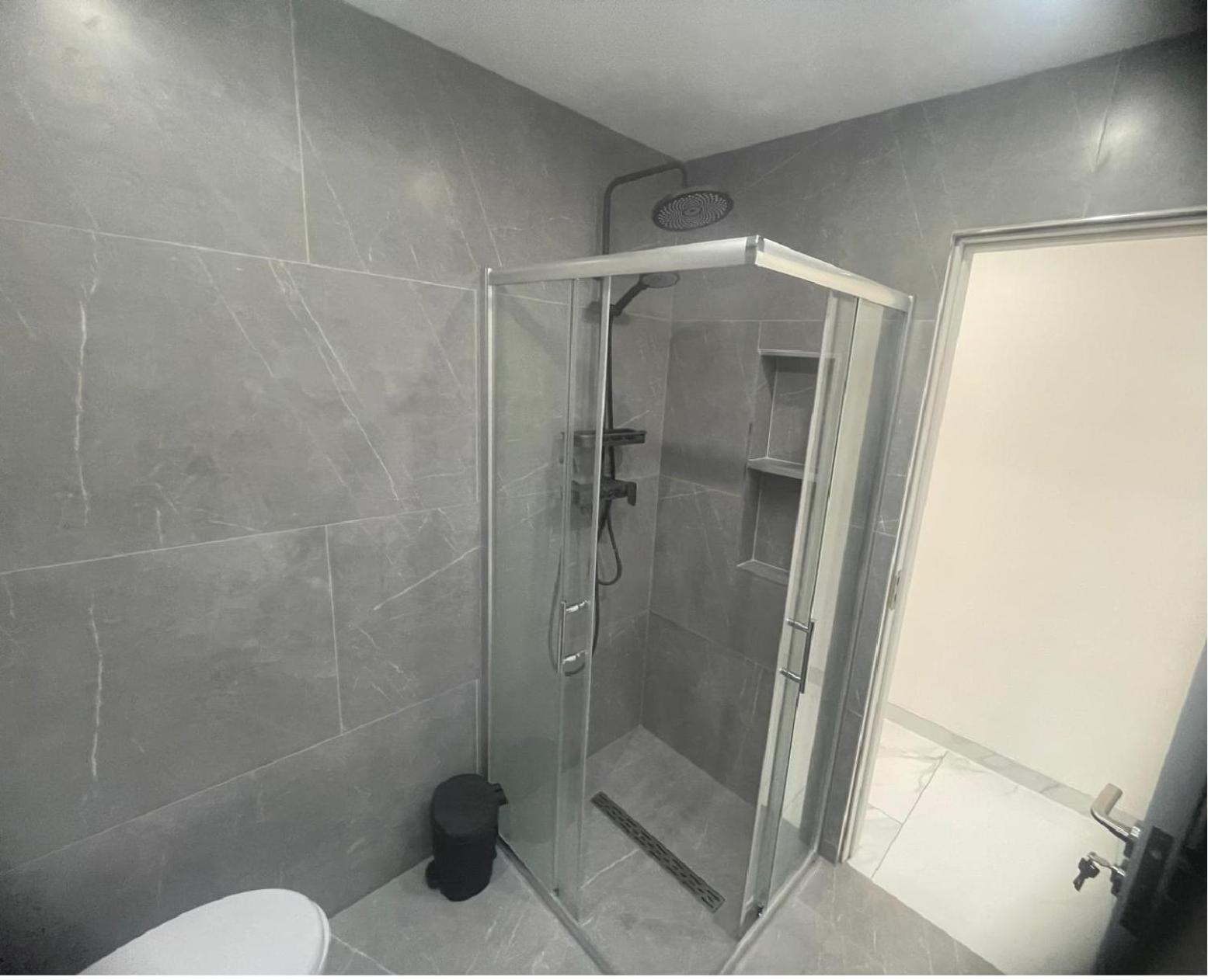 Newly Built Modern Flat With Free Parking Close To London Luton Airport And L&d Hospital Apartment *